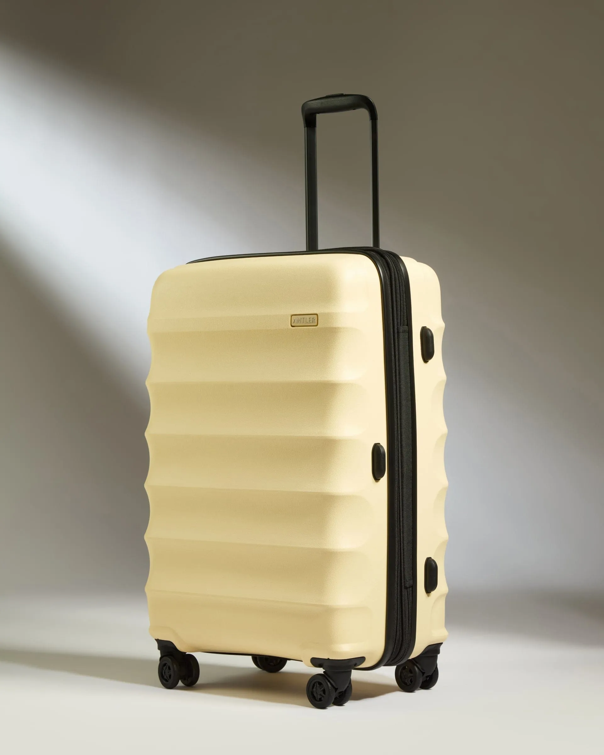 Medium Suitcase in Pale Yellow - Juno