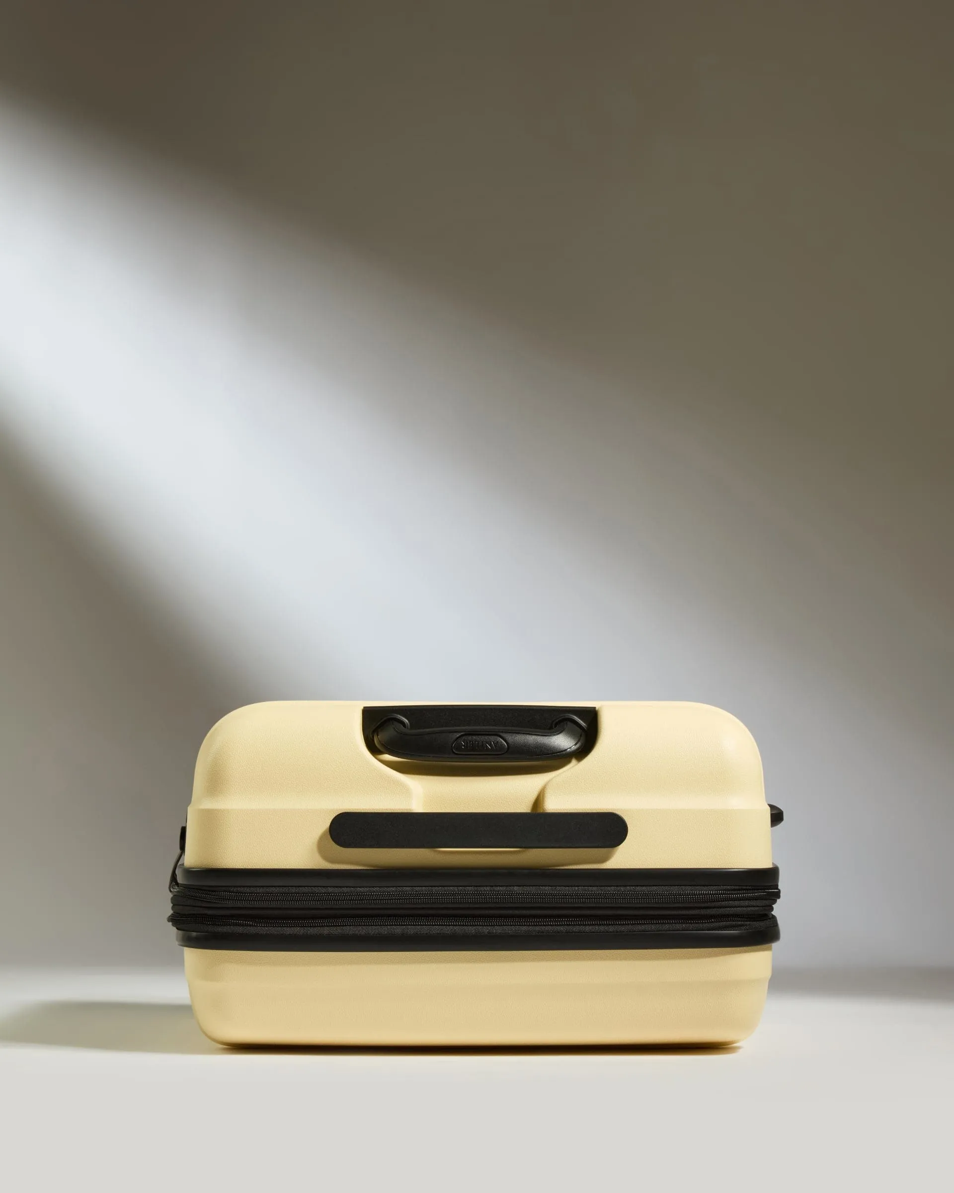 Medium Suitcase in Pale Yellow - Juno